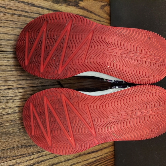 Skechers SKX Hoop Til it Hurts Sneaker - Picture 4 of 6